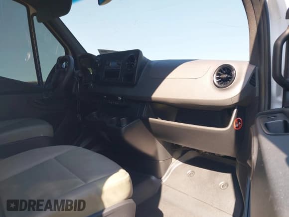 ✅ 2019 Mercedes-Benz Sprinter Cargo • VIN: W1W4EBVYXKP194953 • Lot: 41680933. Listed on IAAI with 102,523 mi. Free auction sales archive from the USA and detailed vehicle history report at DreamBid. Image 5.