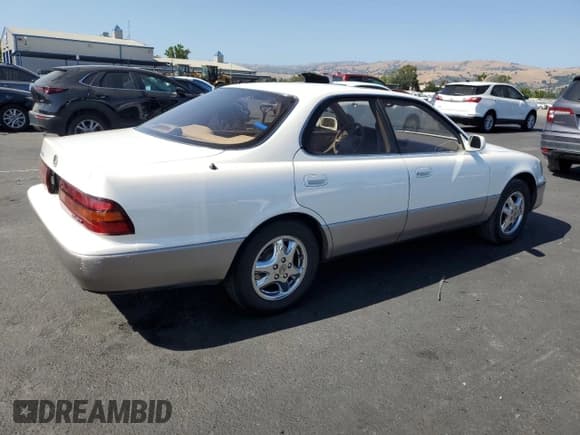 ✅ 1993 Lexus ES 300 • VIN: JT8VK13T3P0220771 • Lot: 59298065. Listed on Copart with 141,662 mi. Free auction sales archive from the USA and detailed vehicle history report at DreamBid. Image 3.