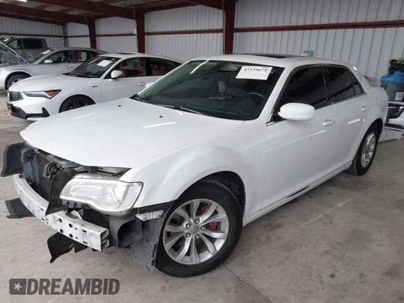 ✅ 2016 Chrysler 300 Anniversary Edition • VIN: 2C3CCAAGXGH220360 • Lot: 43335679. Wystawiony na IAAI z przebiegiem 234 256 mil. Bezpłatny archiwum sprzedaży aukcyjnych z USA i szczegółowy raport historii pojazdu na DreamBid. Zdjęcie 2.