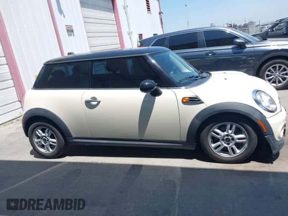2011 MINI Hardtop with VIN WMWSU3C58BT093466, listed as a IAAI auction lot 42393759 with 91,535 mi miles and . Bid and sale history available at DreamBid. Image 13.