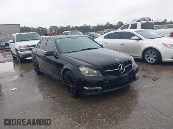 ✅ 2013 Mercedes-Benz C 300 Sport • VIN: WDDGF8AB3DG073703 • Lot: 41551296. Wystawiony na IAAI z przebiegiem 123 912 mil. Bezpłatny archiwum sprzedaży aukcyjnych z USA i szczegółowy raport historii pojazdu na DreamBid. Zdjęcie 1.