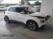 2023 Hyundai Venue Limited z VIN KMHRC8A32PU266009, wystawiony jako IAAI lot #43364487 z przebiegiem 6 798 mil mil oraz . Historia ofert i sprzedaży dostępna na DreamBid. Obrazek 1.