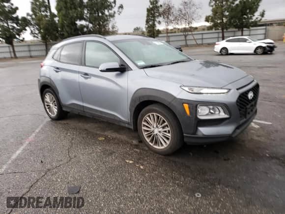 2020 Hyundai Kona SEL z VIN KM8K22AA5LU561406, wystawiony jako Copart lot #41145653 z przebiegiem 32 471 mil mil oraz . Historia ofert i sprzedaży dostępna na DreamBid. Obrazek 4.