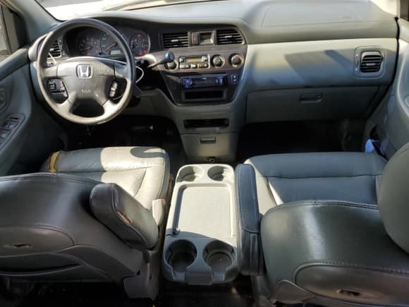 ✅ 2002 Honda Odyssey EX-L • VIN: 5FNRL18952B039985 • Lot: 81940645. Listed on Copart with 216,805 mi. Free auction sales archive from the USA and detailed vehicle history report at DreamBid. Image 8.