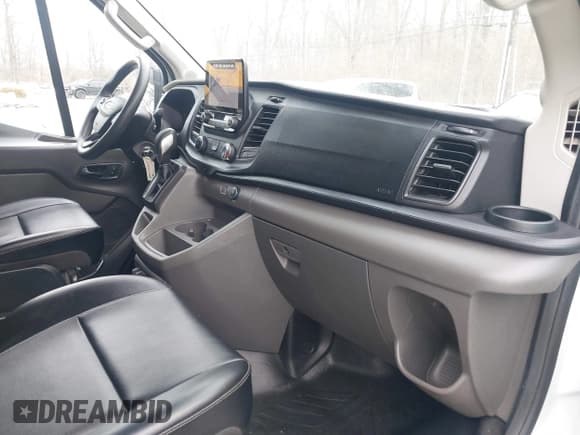 ✅ 2020 Ford Transit Cargo • VIN: 1FTBW3XG0LKB42773 • Lot: 41564980. Wystawiony na IAAI z przebiegiem 57 124 mil. Bezpłatny archiwum sprzedaży aukcyjnych z USA i szczegółowy raport historii pojazdu na DreamBid. Zdjęcie 5.