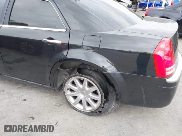 ✅ 2009 Chrysler 300 C Hemi • VIN: 2C3LA63T59H580961 • Лот: 43235420. Опубликован ранее на IAAI с пробегом 167 886 миль. Бесплатный доступ к архиву аукционных продаж из США и подробный отчёт об истории автомобиля на DreamBid. Изображение 17.