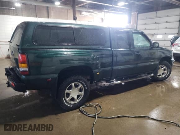 ✅ 2004 GMC Sierra Denali • VIN: 2GTFK69U241300419 • Lot: 49101025. Listed on Copart with 259,569 mi. Free auction sales archive from the USA and detailed vehicle history report at DreamBid. Image 3.