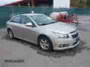 2013 Chevrolet Cruze 1LT z VIN 1G1PC5SBXD7323835, wystawiony jako IAAI lot #43201906 z przebiegiem 102 577 mil mil oraz . Historia ofert i sprzedaży dostępna na DreamBid. Obrazek 1.