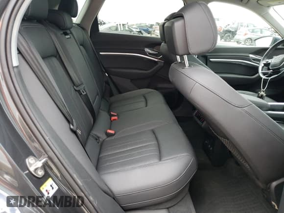 ✅ 2019 Audi e-tron Premium Plus • VIN: WA1LAAGE7KB024699 • Lot: 53759883. Wystawiony na Copart z przebiegiem 19 340 mil. Bezpłatny archiwum sprzedaży aukcyjnych z USA i szczegółowy raport historii pojazdu na DreamBid. Zdjęcie 11.