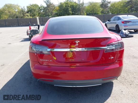 ✅ 2014 Tesla Model S 60 • VIN: 5YJSA1H17EFP51839 • Lot: 43306866. Wystawiony na IAAI z przebiegiem 197 284 mil. Bezpłatny archiwum sprzedaży aukcyjnych z USA i szczegółowy raport historii pojazdu na DreamBid. Zdjęcie 16.