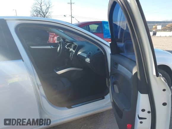 ✅ 2011 Audi A4 Premium Plus • VIN: WAUFFAFL9BN019357 • Lot: 43688323. Wystawiony na IAAI z przebiegiem 146 194 mil. Bezpłatny archiwum sprzedaży aukcyjnych z USA i szczegółowy raport historii pojazdu na DreamBid. Zdjęcie 5.