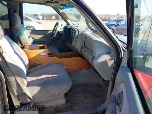 ✅ 1999 Chevrolet Suburban • VIN: 3GNEC16R4XG137836 • Лот: 43536528. Опубликован ранее на IAAI с пробегом 258 648 миль. Бесплатный доступ к архиву аукционных продаж из США и подробный отчёт об истории автомобиля на DreamBid. Изображение 5.