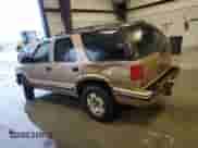 1999 Chevrolet Blazer LS z VIN 1GNDT13W1X2116473, wystawiony jako Copart lot #73282054 z przebiegiem 201 985 mil mil oraz Szkoda całkowita • Salvage title. Historia ofert i sprzedaży dostępna na DreamBid. Obrazek 2.