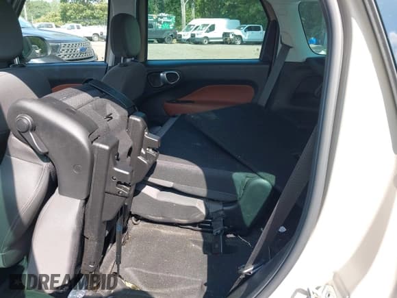 ✅ 2015 FIAT 500L Urbana Trekking • VIN: ZFBCFADH6FZ032573 • Lot: 43235024. Wystawiony na IAAI z przebiegiem 72 656 mil. Bezpłatny archiwum sprzedaży aukcyjnych z USA i szczegółowy raport historii pojazdu na DreamBid. Zdjęcie 8.