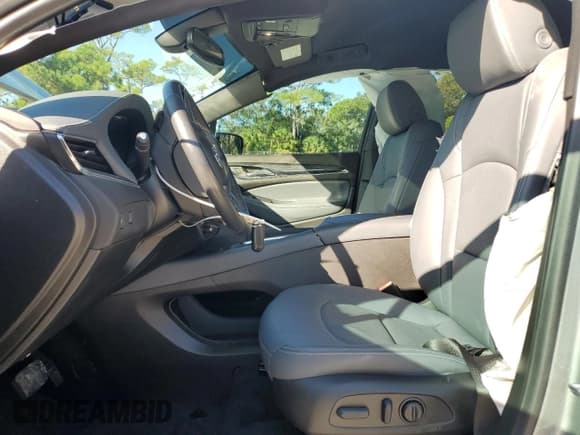 ✅ 2024 Buick Enclave Essence • VIN: 5GAERBKW3RJ107500 • Lot: 82783415. Wystawiony na Copart z przebiegiem 11 697 mil. Bezpłatny archiwum sprzedaży aukcyjnych z USA i szczegółowy raport historii pojazdu na DreamBid. Zdjęcie 7.