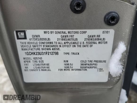✅ 2001 Chevrolet Silverado 2500HD LS • VIN: 1GCHK23U31F212798 • Lot: 45138655. Wystawiony na Copart z przebiegiem 211 653 mil. Bezpłatny archiwum sprzedaży aukcyjnych z USA i szczegółowy raport historii pojazdu na DreamBid. Zdjęcie 14.