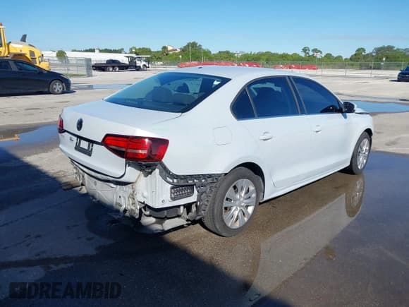 ✅ 2017 Volkswagen Jetta S • VIN: 3VW2B7AJ1HM415059 • Lot: 43555214. Wystawiony na IAAI z przebiegiem 102 894 mil. Bezpłatny archiwum sprzedaży aukcyjnych z USA i szczegółowy raport historii pojazdu na DreamBid. Zdjęcie 4.