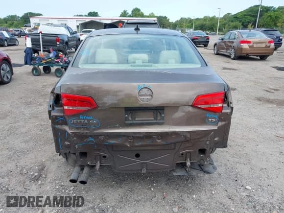 ✅ 2015 Volkswagen Jetta SE • VIN: 3VWD07AJXFM289988 • Лот: 42322842. Опубликован ранее на IAAI с пробегом 131 998 миль. Бесплатный доступ к архиву аукционных продаж из США и подробный отчёт об истории автомобиля на DreamBid. Изображение 17.