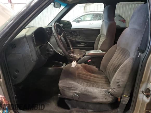 ✅ 2002 Chevrolet Blazer LS • VIN: 1GNDT13W92K177529 • Лот: 58219415. Опубликован ранее на Copart с пробегом 223 195 миль. Бесплатный доступ к архиву аукционных продаж из США и подробный отчёт об истории автомобиля на DreamBid. Изображение 7.