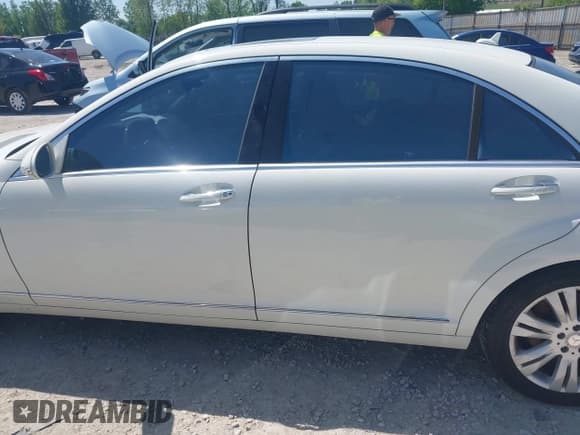 ✅ 2009 Mercedes-Benz S 550 • VIN: WDDNG86X19A265267 • Лот: 42197204. Опубликован ранее на IAAI с пробегом 130 999 миль. Бесплатный доступ к архиву аукционных продаж из США и подробный отчёт об истории автомобиля на DreamBid. Изображение 15.