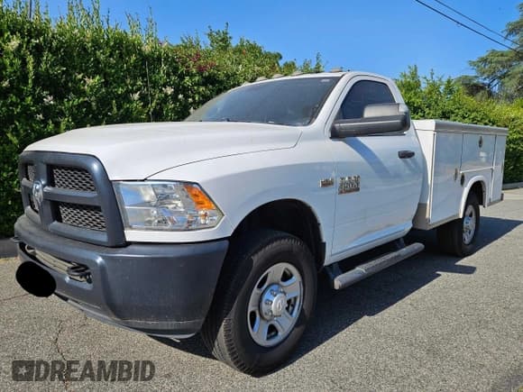 ✅ 2018 Ram 3500 • VIN: 3C7WRCAJ1JG409021 • Lot: 59641005. Wystawiony na Copart z przebiegiem 185 093 mil. Bezpłatny archiwum sprzedaży aukcyjnych z USA i szczegółowy raport historii pojazdu na DreamBid. Zdjęcie 2.