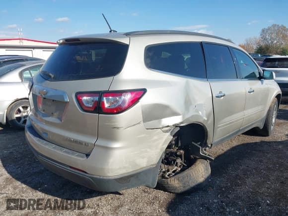 ✅ 2015 Chevrolet Traverse LT • VIN: 1GNKRGKD5FJ292200 • Lot: 43601906. Wystawiony na IAAI z przebiegiem 165 844 mil. Bezpłatny archiwum sprzedaży aukcyjnych z USA i szczegółowy raport historii pojazdu na DreamBid. Zdjęcie 4.