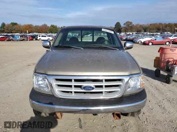 ✅ 1999 Ford F-150 XL • VIN: 1FTRF17L2XKA36749 • Lot: 84671444. Wystawiony na Copart z przebiegiem 148 338 mil. Bezpłatny archiwum sprzedaży aukcyjnych z USA i szczegółowy raport historii pojazdu na DreamBid. Zdjęcie 5.