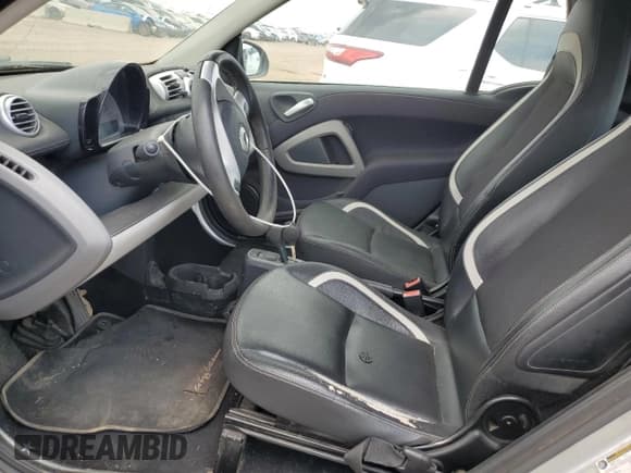 ✅ 2015 Smart fortwo Passion • VIN: WMEEK3BA4FK798010 • Lot: 65277365. Wystawiony na Copart z przebiegiem 135 963 mil. Bezpłatny archiwum sprzedaży aukcyjnych z USA i szczegółowy raport historii pojazdu na DreamBid. Zdjęcie 7.