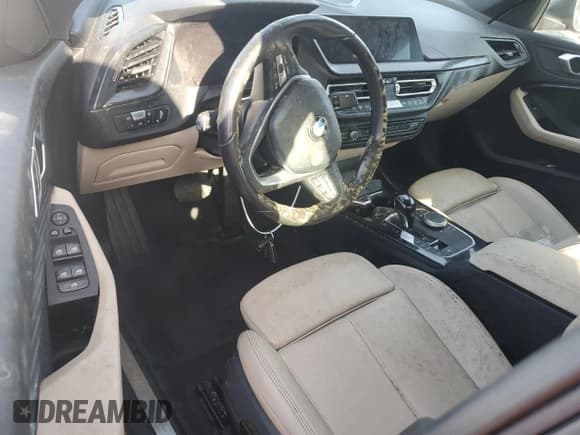 ✅ 2022 BMW 2 Series 228i • VIN: WBA53AK07N7L14840 • Lot: 83948175. Wystawiony na Copart z przebiegiem 52 055 mil. Bezpłatny archiwum sprzedaży aukcyjnych z USA i szczegółowy raport historii pojazdu na DreamBid. Zdjęcie 8.