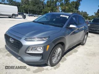 ✅ 2020 Hyundai Kona SEL • VIN: KM8K22AA9LU553132 • Лот: 90118695. Опубликован ранее на Copart с пробегом 43 469 миль. Бесплатный доступ к архиву аукционных продаж из США и подробный отчёт об истории автомобиля на DreamBid. Изображение 1.