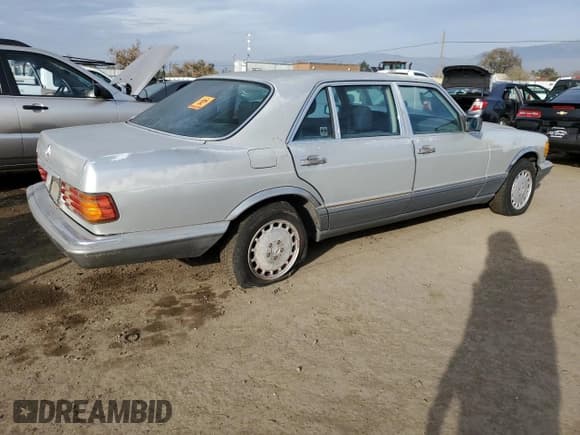 ✅ 1988 Mercedes-Benz 420 SEL • VIN: WDBCA35D7JA372078 • Lot: 86018264. Wystawiony na Copart z przebiegiem 237 699 mil. Bezpłatny archiwum sprzedaży aukcyjnych z USA i szczegółowy raport historii pojazdu na DreamBid. Zdjęcie 3.