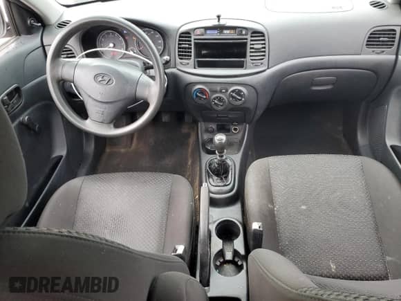 2010 Hyundai Accent GS z VIN KMHCM3AC8AU182418, wystawiony jako Copart lot #77564514 z przebiegiem 148 764 mil mil oraz Czysty tytuł • Clean title. Historia ofert i sprzedaży dostępna na DreamBid. Obrazek 8.