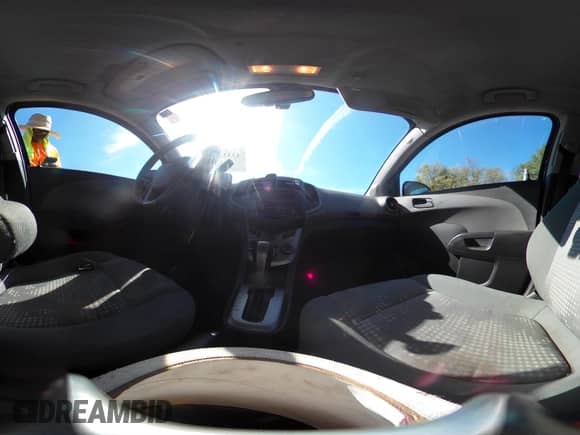 2016 Chevrolet Sonic LS z VIN 1G1JA5SH8G4180115, wystawiony jako IAAI lot #43336527 z przebiegiem 97 703 mil mil oraz . Historia ofert i sprzedaży dostępna na DreamBid. Obrazek 20.