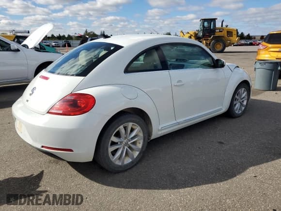 ✅ 2015 Volkswagen Beetle 2.0L TDI • VIN: 3VWJA7AT2FM621844 • Лот: 82663975. Опубликован ранее на Copart с пробегом 69 613 миль. Бесплатный доступ к архиву аукционных продаж из США и подробный отчёт об истории автомобиля на DreamBid. Изображение 3.