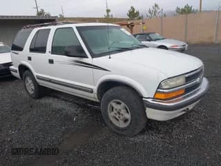 ✅ 1998 Chevrolet Blazer LS • VIN: 1GNDT13W9W2135917 • Lot: 43442082. Wystawiony na IAAI z przebiegiem Nie podano. Bezpłatny archiwum sprzedaży aukcyjnych z USA i szczegółowy raport historii pojazdu na DreamBid. Zdjęcie 1.