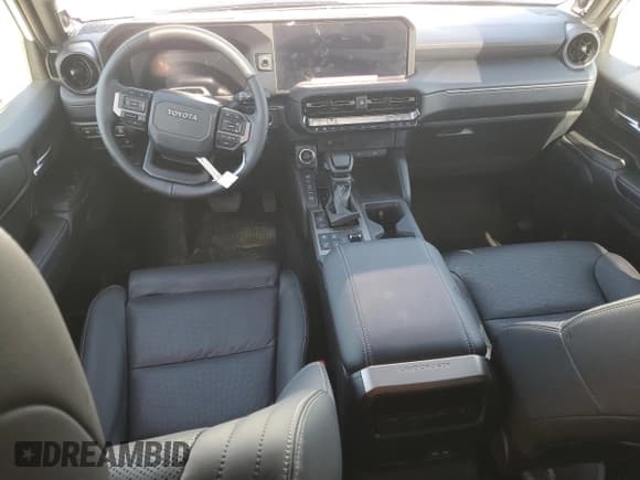 ✅ 2025 Toyota Land Cruiser 1958 Edition • VIN: JTEABFAJ1S5014225 • Lot: 56698685. Wystawiony na Copart z przebiegiem 2 588 mil. Bezpłatny archiwum sprzedaży aukcyjnych z USA i szczegółowy raport historii pojazdu na DreamBid. Zdjęcie 8.