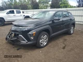 2024 Hyundai Kona SE z VIN KM8HACAB7RU164428, wystawiony jako Copart lot #65225875 z przebiegiem 21 748 mil mil oraz Szkoda całkowita • Salvage title. Historia ofert i sprzedaży dostępna na DreamBid. Obrazek 1.