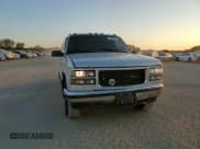 ✅ 1997 GMC Suburban • VIN: 1GKGC26J9VJ764047 • Lot: 88494855. Wystawiony na Copart z przebiegiem 130 654 mil. Bezpłatny archiwum sprzedaży aukcyjnych z USA i szczegółowy raport historii pojazdu na DreamBid. Zdjęcie 11.