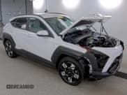 ✅ 2024 Hyundai Kona SEL • VIN: KM8HB3AB1RU112094 • Лот: 43678188. Опубликован ранее на IAAI с пробегом 57 747 миль. Бесплатный доступ к архиву аукционных продаж из США и подробный отчёт об истории автомобиля на DreamBid. Изображение 2.