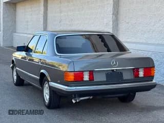 ✅ 1983 Mercedes-Benz 280 • VIN: WDB1260221A001053 • Лот: 58572675. Опубликован ранее на Copart с пробегом 123 909 миль. Бесплатный доступ к архиву аукционных продаж из США и подробный отчёт об истории автомобиля на DreamBid. Изображение 3.