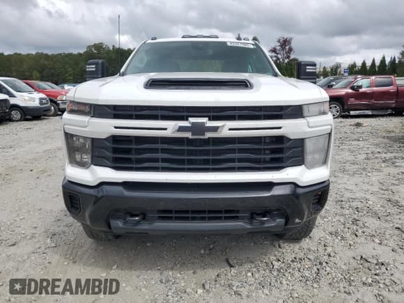 ✅ 2024 Chevrolet Silverado 2500HD Custom • VIN: 2GC1YME74R1253124 • Lot: 82267085. Listed on Copart with 9,765 mi. Free auction sales archive from the USA and detailed vehicle history report at DreamBid. Image 5.