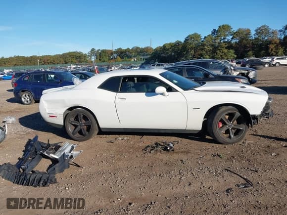 ✅ 2018 Dodge Challenger R/T • VIN: 2C3CDZBT3JH294394 • Lot: 43434247. Wystawiony na IAAI z przebiegiem 103 997 mil. Bezpłatny archiwum sprzedaży aukcyjnych z USA i szczegółowy raport historii pojazdu na DreamBid. Zdjęcie 12.