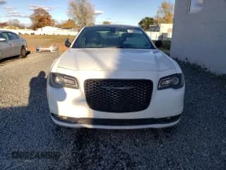 ✅ 2019 Chrysler 300 S • VIN: 2C3CCABG2KH654070 • Лот: 91769795. Опубликован ранее на Copart с пробегом Не указан. Бесплатный доступ к архиву аукционных продаж из США и подробный отчёт об истории автомобиля на DreamBid. Изображение 5.