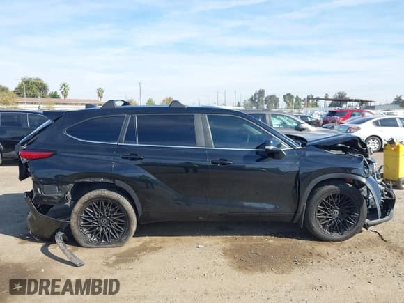 ✅ 2023 Toyota Highlander L • VIN: 5TDKDRAH8PS501182 • Lot: 43652688. Listed on IAAI with 57,375 mi. Free auction sales archive from the USA and detailed vehicle history report at DreamBid. Image 13.