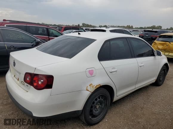 ✅ 2010 Volkswagen Jetta S • VIN: 3VWJZ7AJ4AM034741 • Lot: 81421965. Listed on Copart with 192,198 mi. Free auction sales archive from the USA and detailed vehicle history report at DreamBid. Image 3.