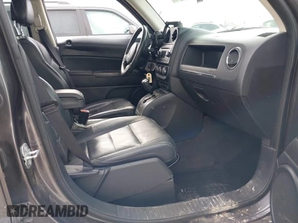✅ 2015 Jeep Patriot Latitude • VIN: 1C4NJPFA9FD413645 • Lot: 41633572. Wystawiony na IAAI z przebiegiem 118 766 mil. Bezpłatny archiwum sprzedaży aukcyjnych z USA i szczegółowy raport historii pojazdu na DreamBid. Zdjęcie 8.