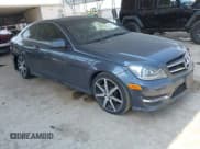 ✅ 2015 Mercedes-Benz C 250 • VIN: WDDGJ4HBXFG390555 • Lot: 42288436. Wystawiony na IAAI z przebiegiem 93 665 mil. Bezpłatny archiwum sprzedaży aukcyjnych z USA i szczegółowy raport historii pojazdu na DreamBid. Zdjęcie 1.