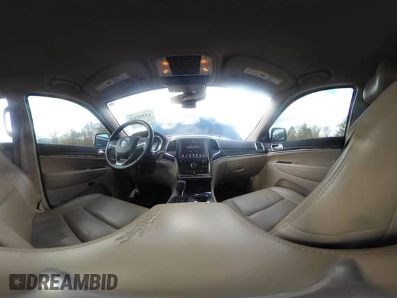 2018 Jeep Grand Cherokee Sterling z VIN 1C4RJFBGXJC425372, wystawiony jako IAAI lot #43595448 z przebiegiem 138 472 mil mil oraz . Historia ofert i sprzedaży dostępna na DreamBid. Obrazek 18.