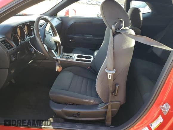 ✅ 2010 Dodge Challenger SE • VIN: 2B3CJ4DV6AH322468 • Lot: 84396204. Wystawiony na Copart z przebiegiem 153 423 mil. Bezpłatny archiwum sprzedaży aukcyjnych z USA i szczegółowy raport historii pojazdu na DreamBid. Zdjęcie 7.