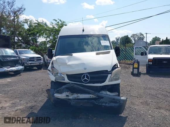 ✅ 2010 Mercedes-Benz Sprinter Cargo • VIN: WD3PE7CC0A5496785 • Lot: 42786272. Wystawiony na IAAI z przebiegiem 193 116 mil. Bezpłatny archiwum sprzedaży aukcyjnych z USA i szczegółowy raport historii pojazdu na DreamBid. Zdjęcie 12.